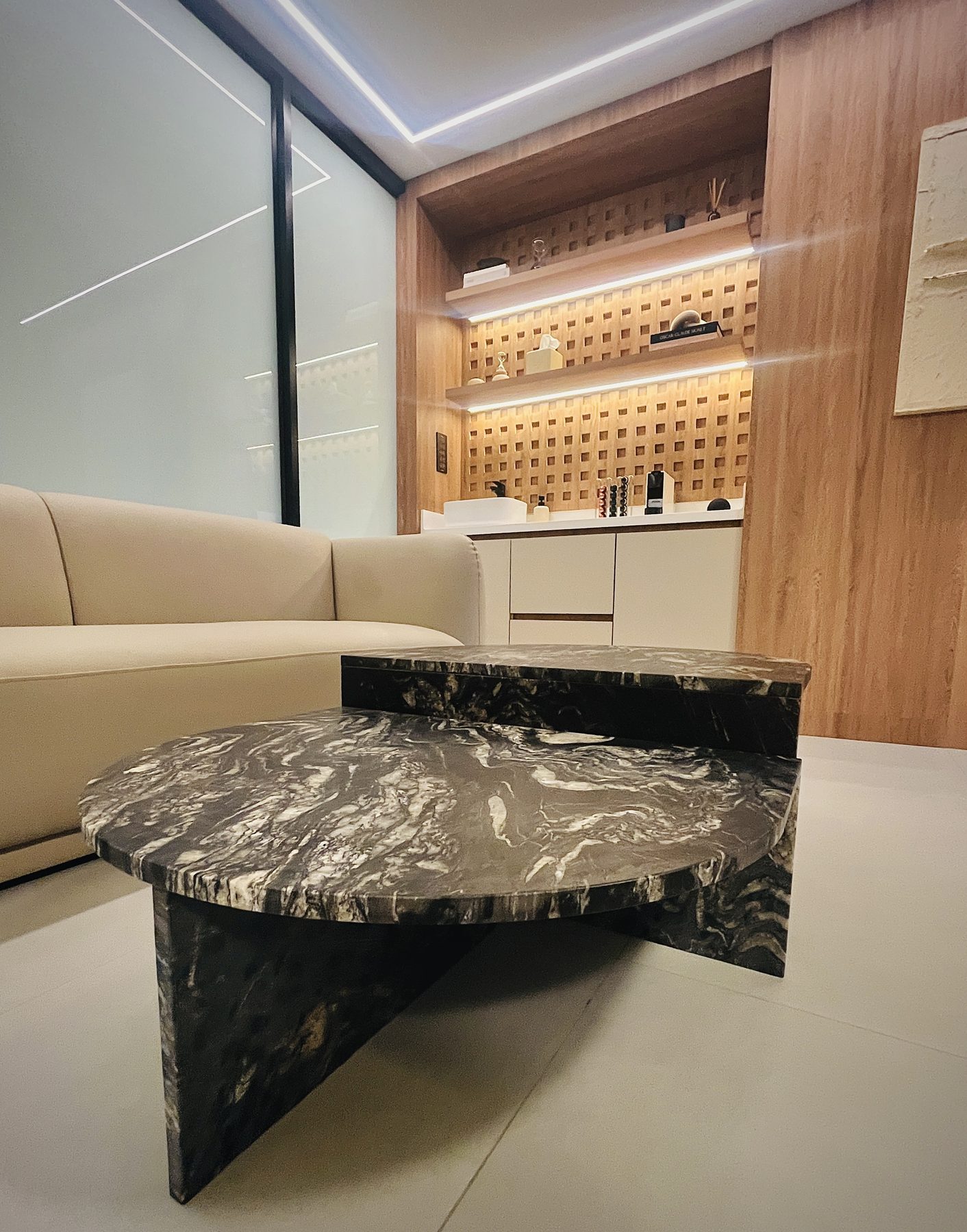 Interior Aluzina — sala con mesa de mármol