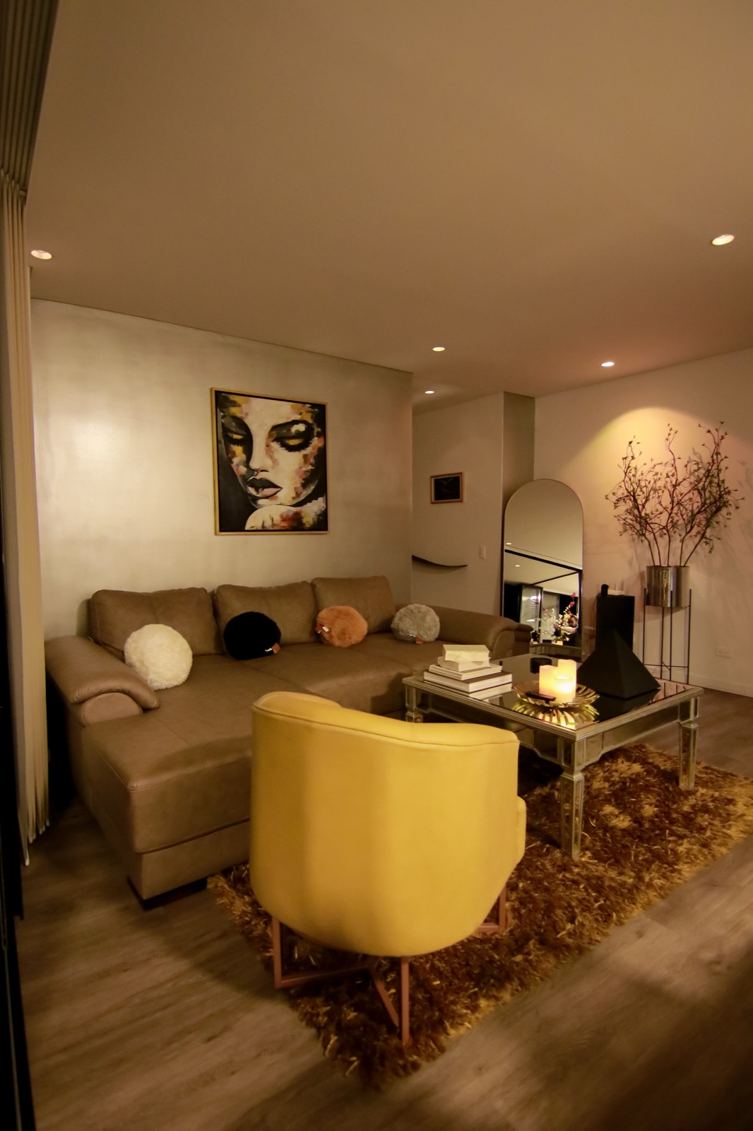 Sala con silla amarilla — Aluzina