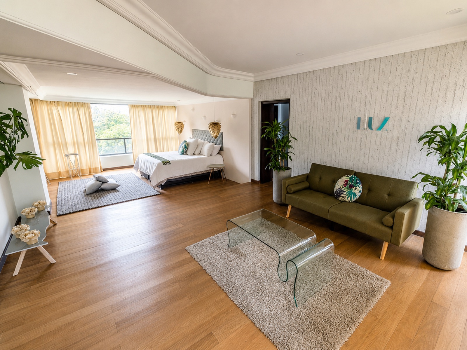 Interior Aluzina — suite luminosa